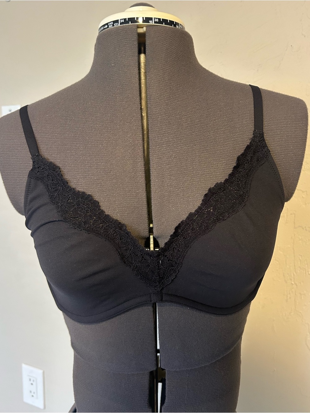Dobreva T-Shirt Bra Black 32DD Underwired Lace Adjustable Hook & Eye (1938)